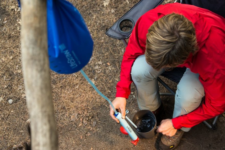 Gravitační způsob filtrace LifeStraw.