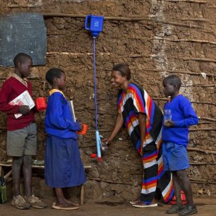 LifeStraw pomáhá získávat pitnou vodu v afrických zemích.