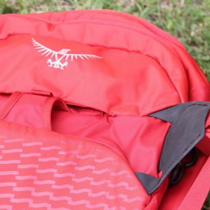 Rozepnutý horní materiálový popruh s výztuhou