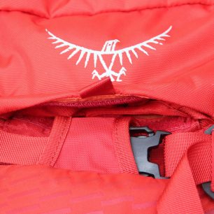 Zapnutý horní materiálový popruh v krycím tunýlku