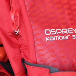 Červené zakončení zipu kryjícího komoru na lavinové vybavení