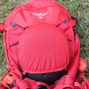 Přilba připevněná v čele batohu Osprey Kamber 32