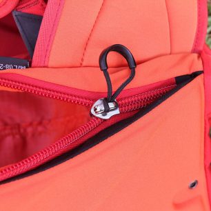 Zakončení zipu otevírající hlavní komoru batohu Osprey Kamber 32