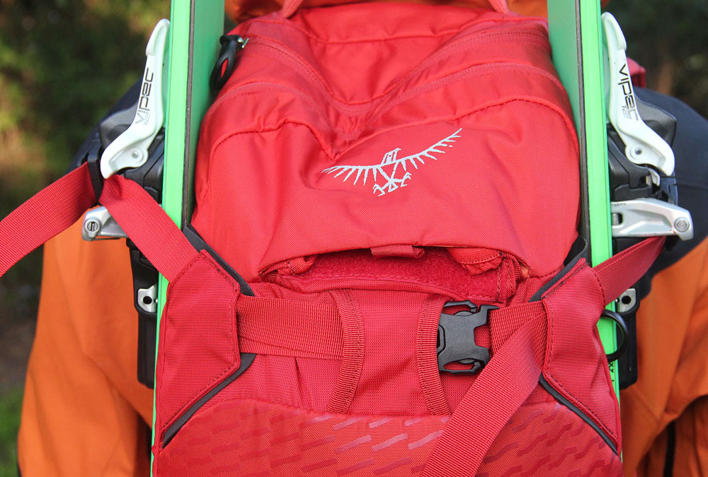 Detail horního popruhu při bočním připevnění lyží