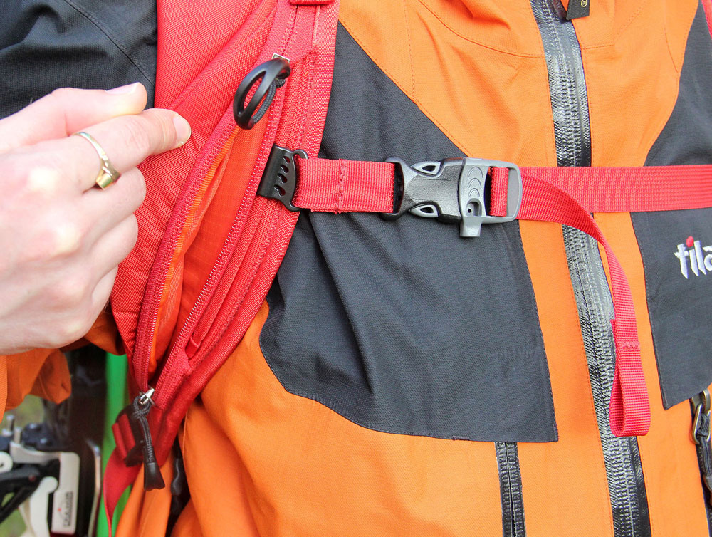 Detail nastavitelného horního popruhu a otevřené kapsy na hadici vodního vaku