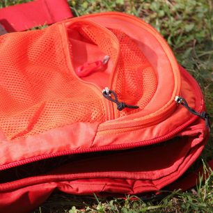 Detail vnitřní síťované kapsy s malou karabinkou