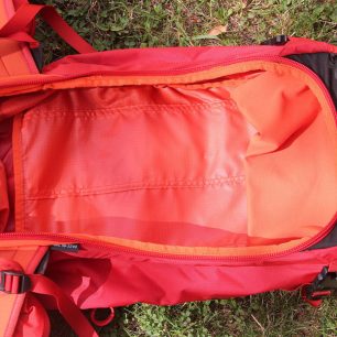 Vnitřní ojbem hlavní komory je dostatečně velký i přes zasahování kapsy na brýle