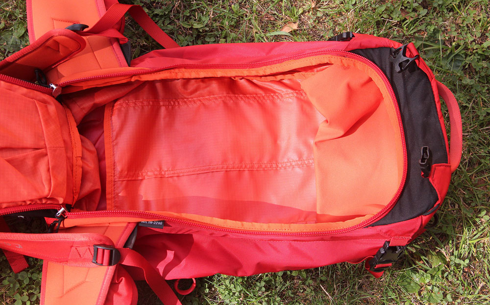 Vnitřní ojbem hlavní komory je dostatečně velký i přes zasahování kapsy na brýle