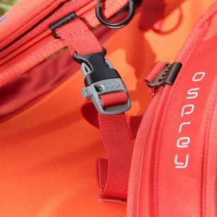 Detail píšťalky ve sponě hrudního popruhu batohu Osprey Kamber 32