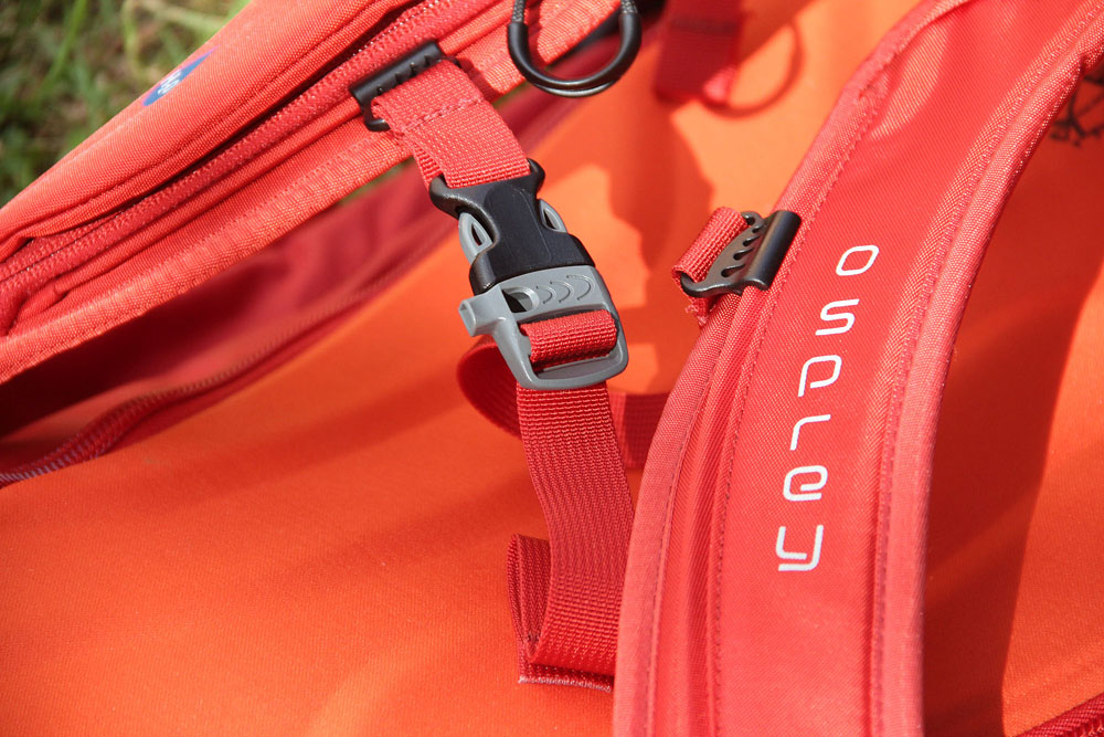 Detail píšťalky ve sponě hrudního popruhu batohu Osprey Kamber 32