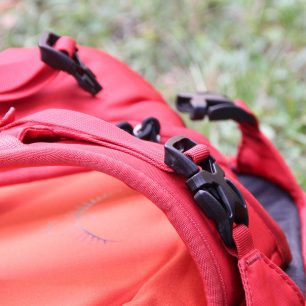 Zapnutá přeska propoující ramenní popruh s batohem