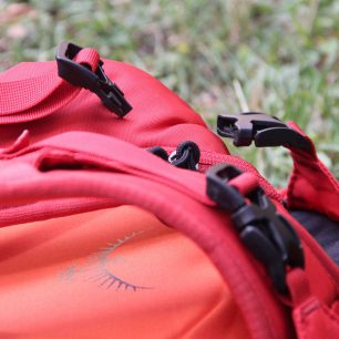 Rozepnutá přeska propojující ramenní popruh a batoh