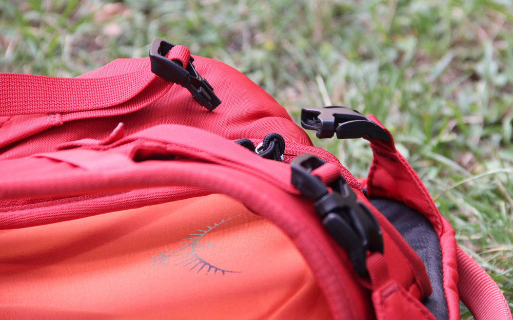 Rozepnutá přeska propojující ramenní popruh a batoh