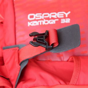 Detail výztuhy dolního materiálového popruhu v čele batohu