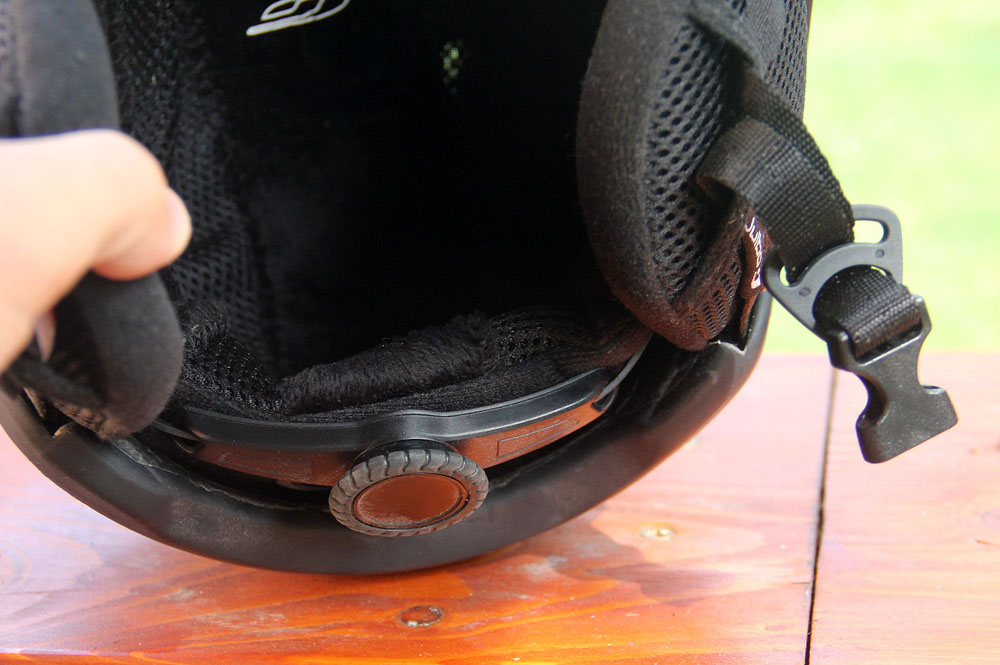 Nastavování velikosti přilby pomocí kolečka na krku