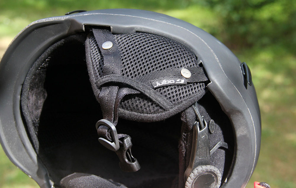 Výstupy popruhů ze skořepiny přilby Julbo Freetourer