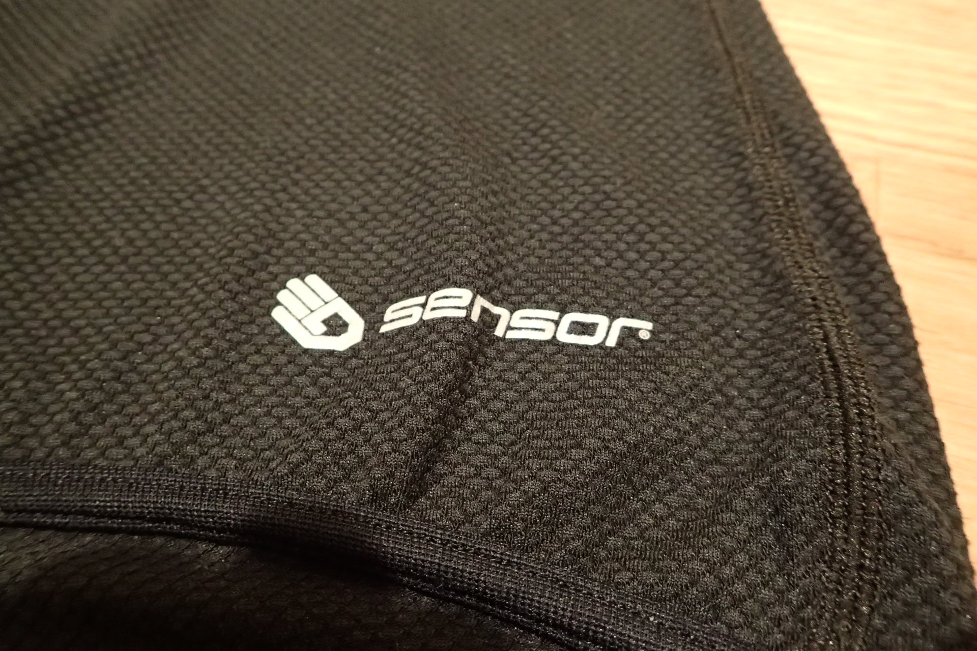 Jedinou grafikou na tričku je logo na levém spodním okraji trika SENSOR COOLMAX FRESH AIR.