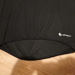 Zadní díl trika SENSOR COOLMAX FRESH AIR je opravdu hodně prodloužený.