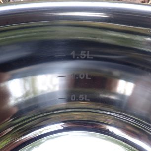 Odstupňování obsahu největší nádoby po půl litrech.