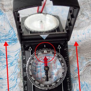 Orientace mapy na sever pomocí kompasu.