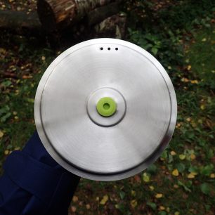 Poklička ze spodní strany. Uprostřed je vidět detail na uchycení madla pokličky z odolného a žáruvzdorného silikonu.