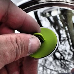 Pokličky u nádobí PINGUIN Trio jsou taktéž opatřeny držáky z odolného silikonu.