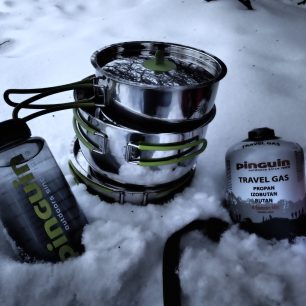 Připravená sada nerezového nadobí PINGUIN na zimní vaření.