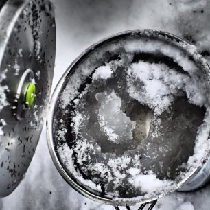 Roztápění sněhu k zimnímu táboření patří.