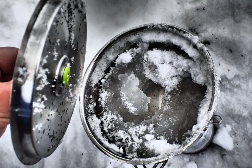 Roztápění sněhu k zimnímu táboření patří.