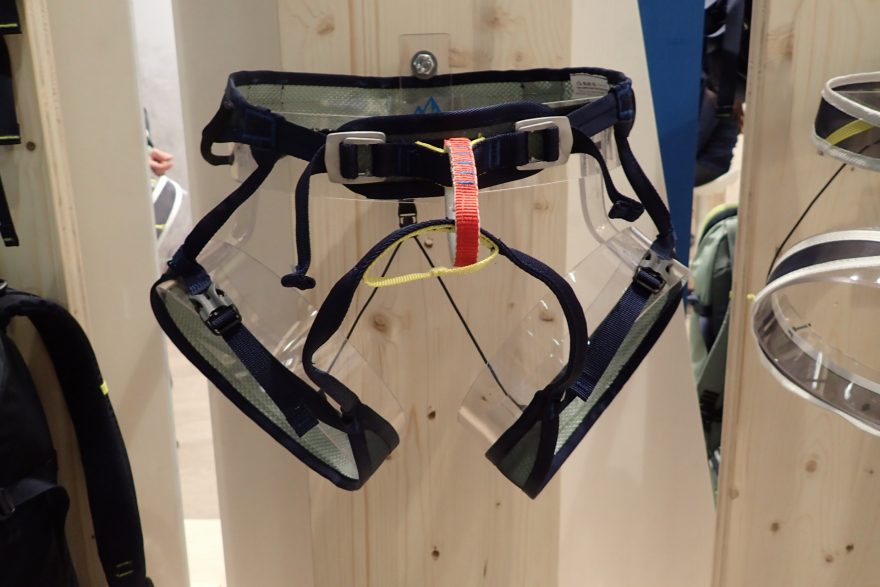 BLUE ICE Dvě spony v pase u takového typu sedáku nejsou běžné.