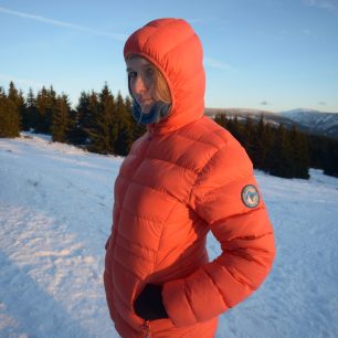 Péřová bunda Tacoma s nasazenou kapucí.