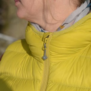 Péřová vesta Warmpeace Yuba. Detail zapínání a límce.