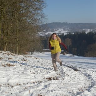 Péřová vesta Warmpeace Yuba v terénu během testování v zimní krajině.