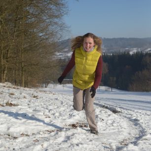 Péřová vesta Warmpeace Yuba v terénu během testování na sněhu.