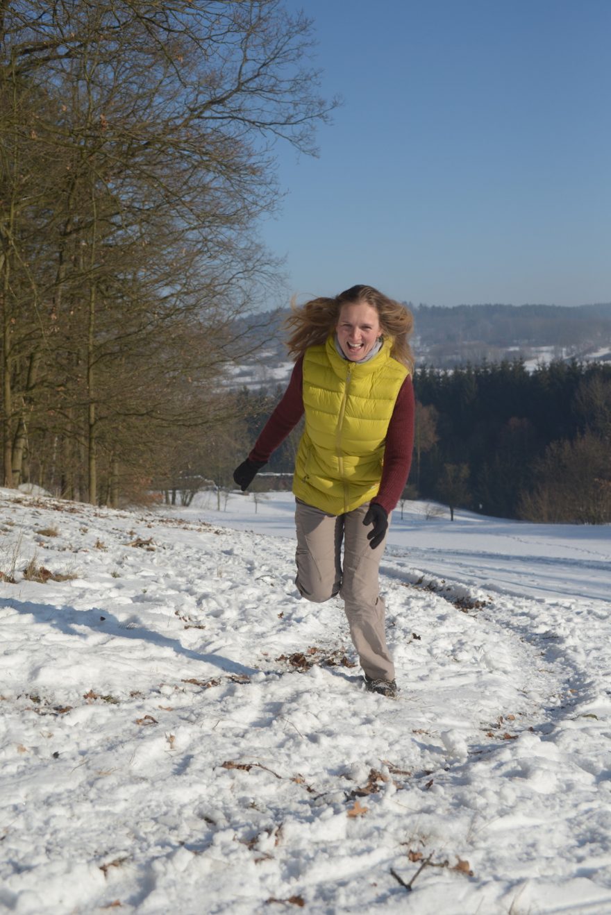 Péřová vesta Warmpeace Yuba v terénu během testování na sněhu.