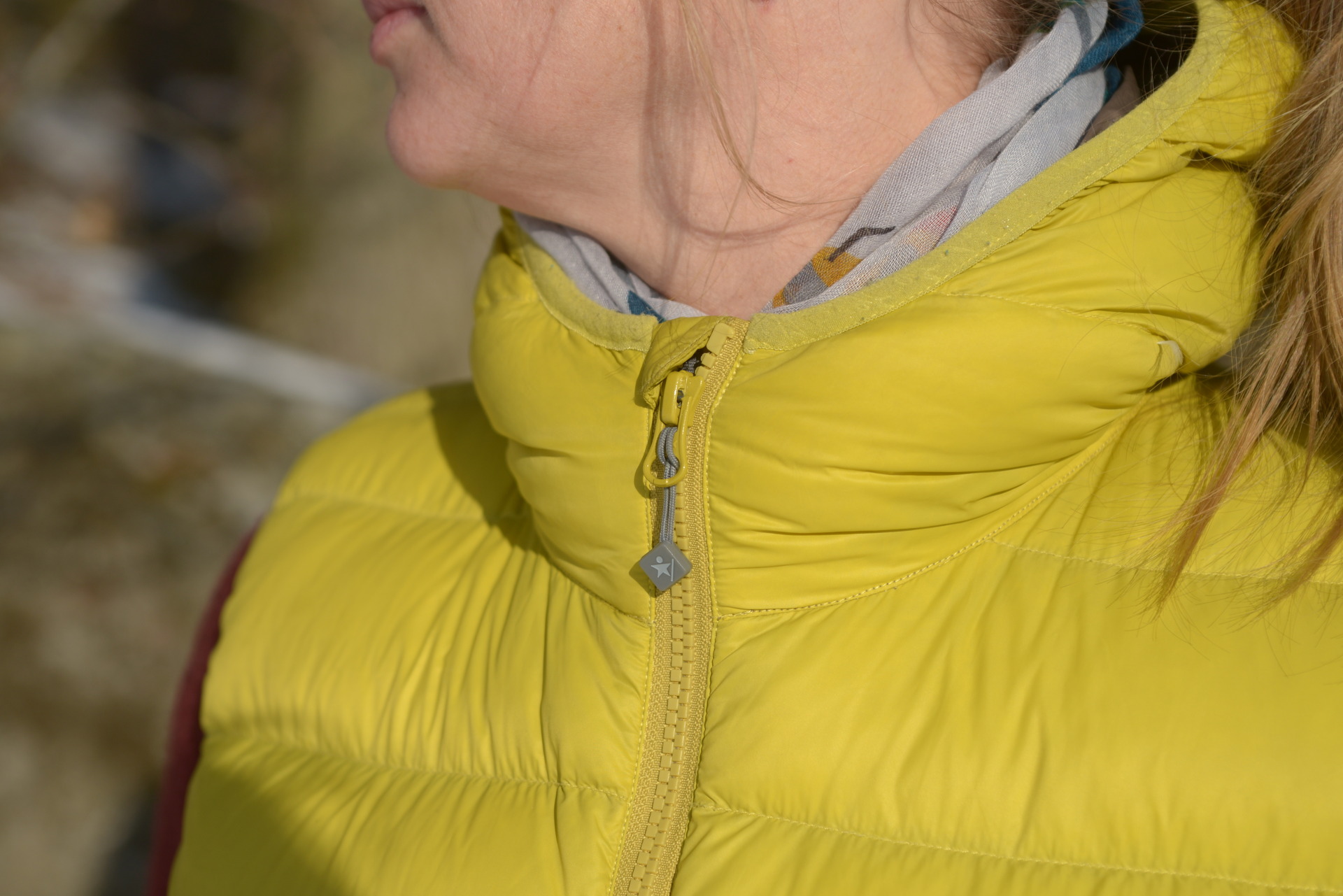 Péřová vesta Warmpeace Yuba. Detail zapínání a límce.