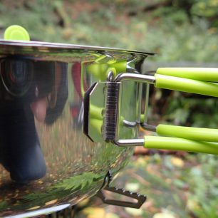 Uchycení madel u některých kusů nádobí nepatrně odstává.