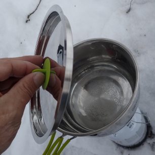 Vaříme 0,5 litru vody podle značky na vnitřní straně nádoby.