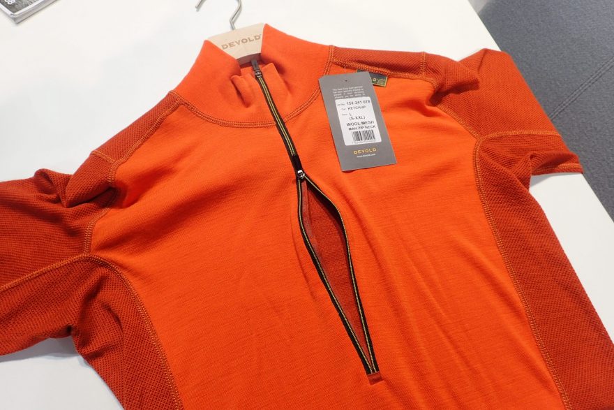 Devold triko WOOL MESH se zajímavým dlouhým větracím zipem s dvěma jezdci.