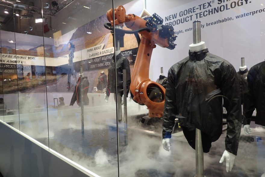 GORE-TEX takto prezentoval novou tkaninu SHAKEDRY.