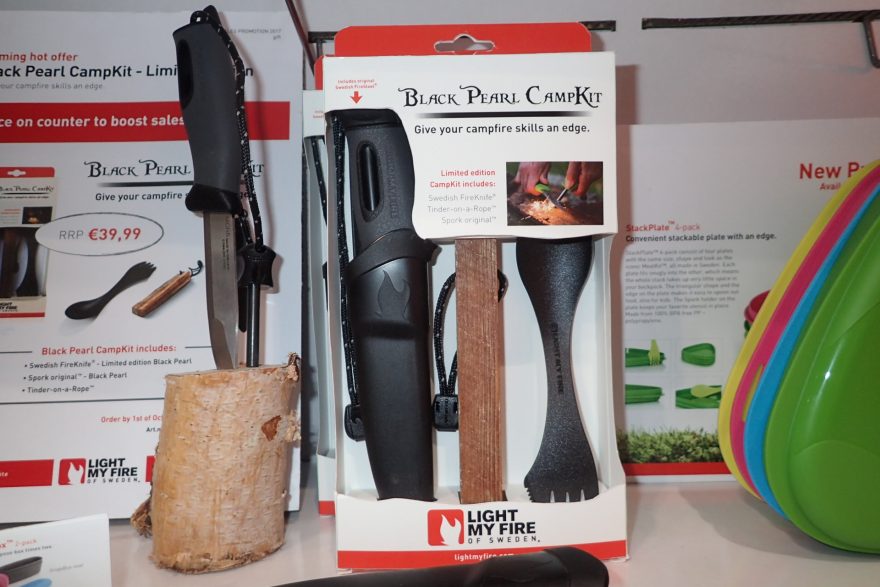 LIGHT MY FIRE Speciální sada Černá perla obsahuje nůž s křesadlem, kousek speciálního dřeva na založení ohně a lžíčko-nožo-vidličku.
