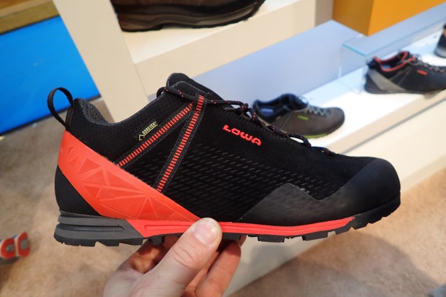 LOWA Aproach nebo ferratová bota TICINO GTX s nízkým profilem.