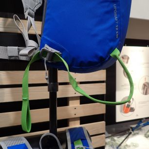 VAUDE Updraft 12 LW a detail na spodní uchycení lyží.