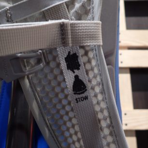 VAUDE Updraft 12 LW a popruh na odkládání rukavic nebo čepice na ramenním popruhu.