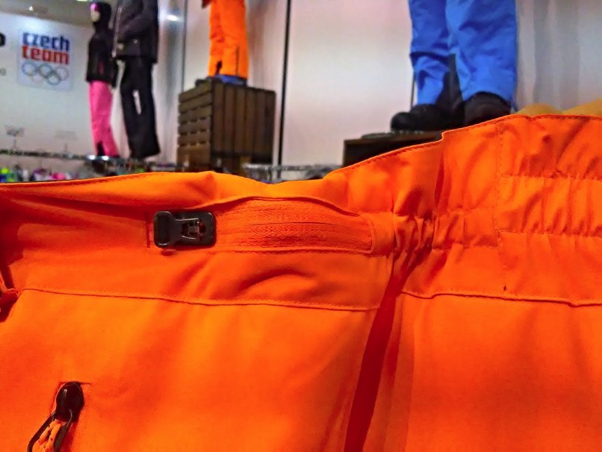 ALPINE PRO Barevná kolekce na zimu 2018 a netradičně řešené stahování kalhot pomocí speciálního zipu.