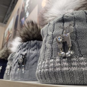 KAMA S touhle čepicí neuděláte ostudu ani ve Špindlerově Mlýně.