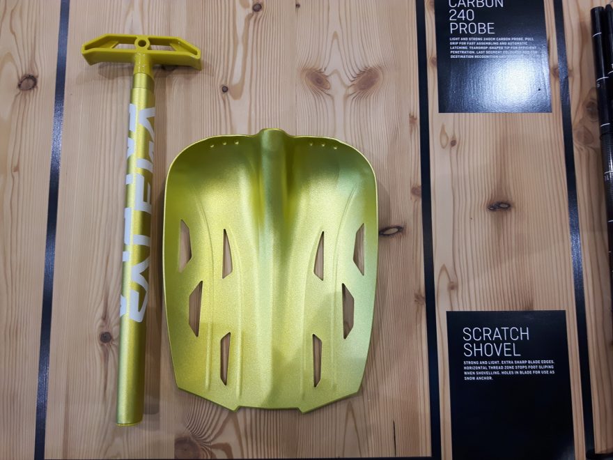 SALEWA Nová lavinová lopata s více otvory pro vytvoření sněhové kotvy.