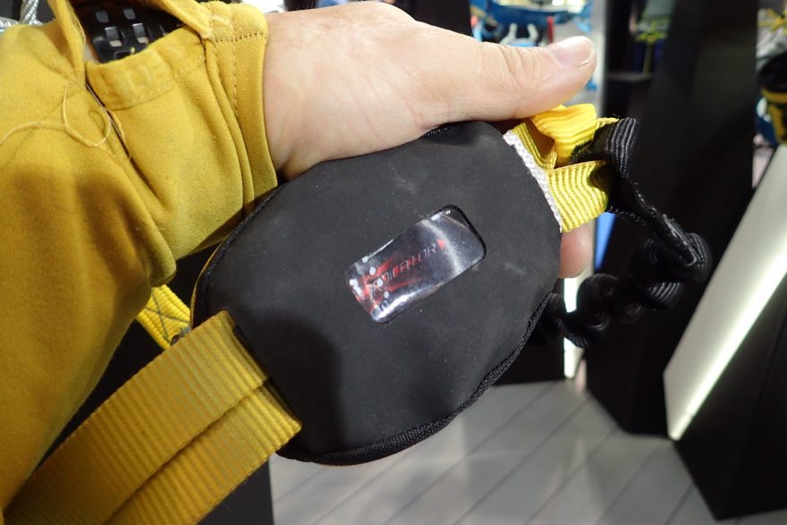 SINGING ROCK Kontrolní okénko na novém tlumiči pádu na ferraty.