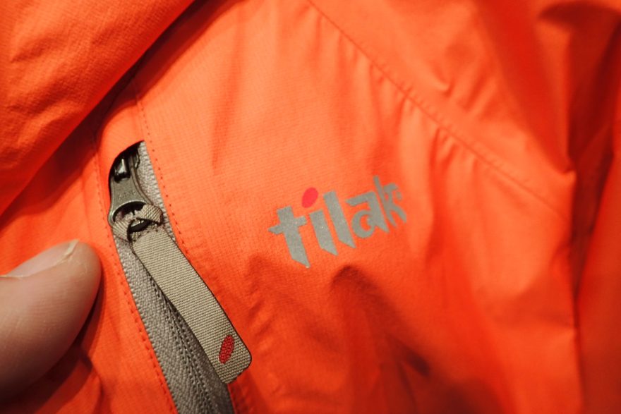 TILAK Reflexní logo na ultra lehké bundě VEGA z 2,5 vrstvého materiálu WINDSTOPPER.