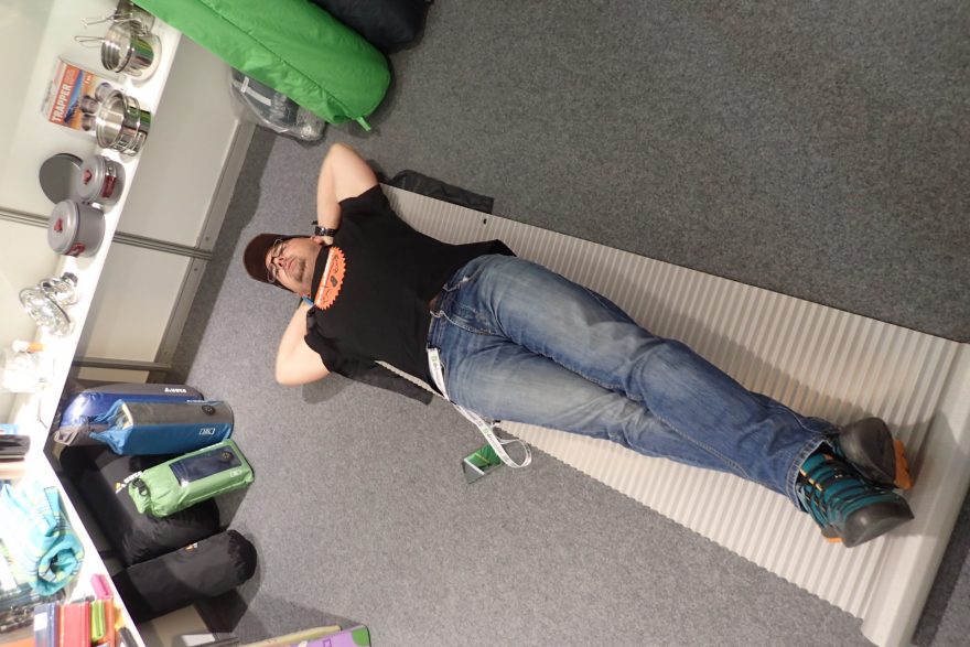 YATE Nelenili jsme a hned na stánku jsem testovali novou karimatku.